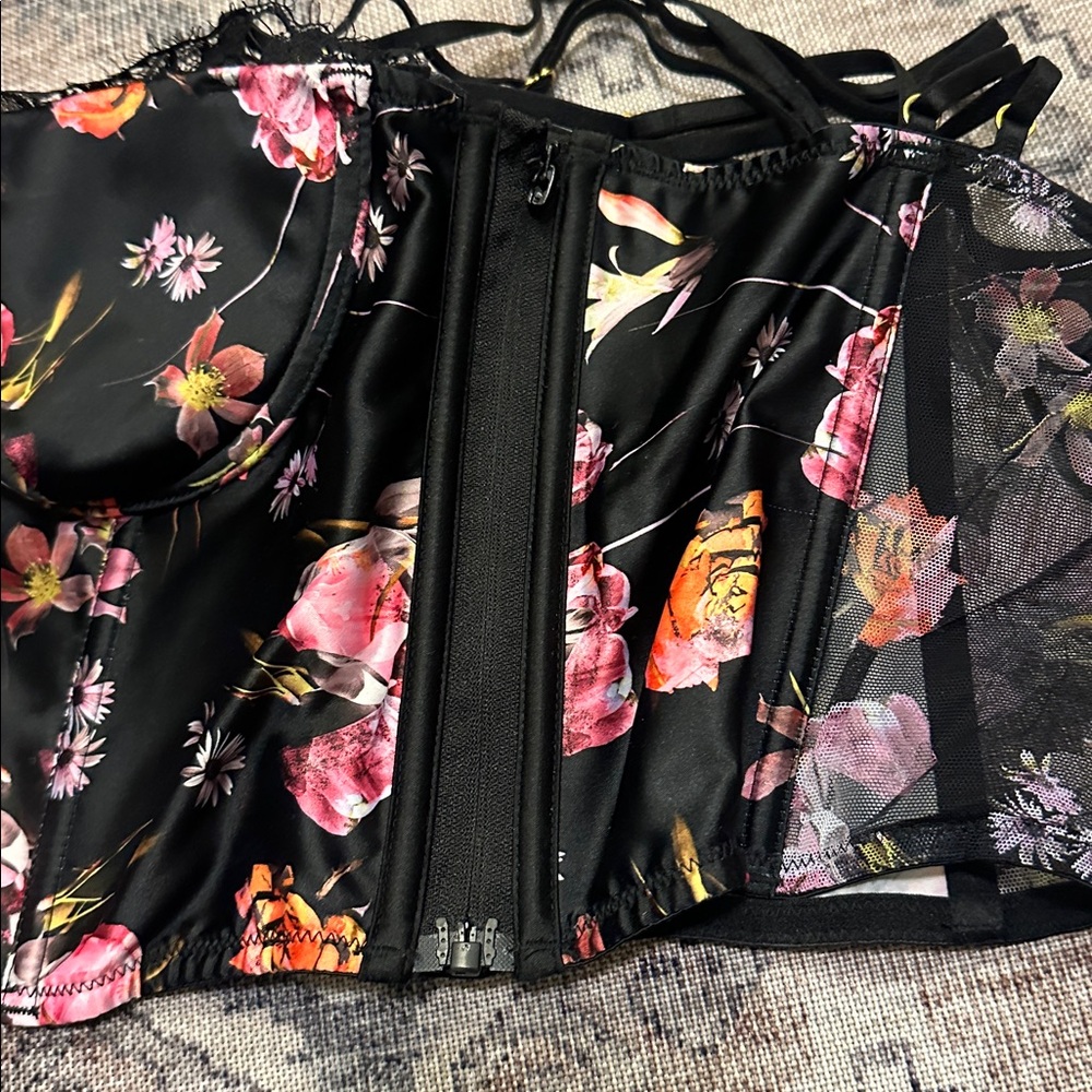 New Victoria’s Secret very sexy Floral Black Bustier Top sz 32c - Picture 9 of 9